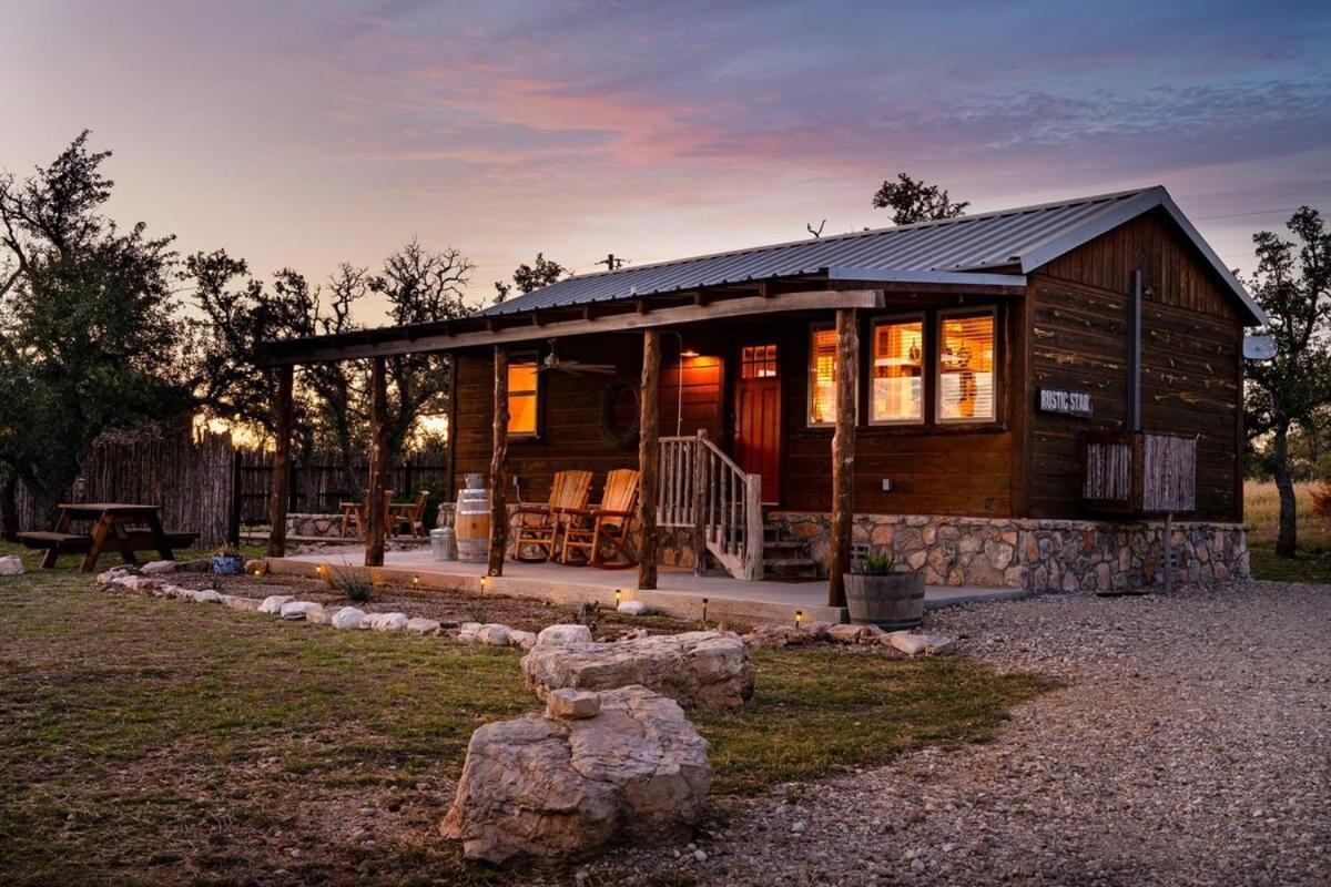 Rockin' R - Rustic Star Cabin Фредериксберг Экстерьер фото
