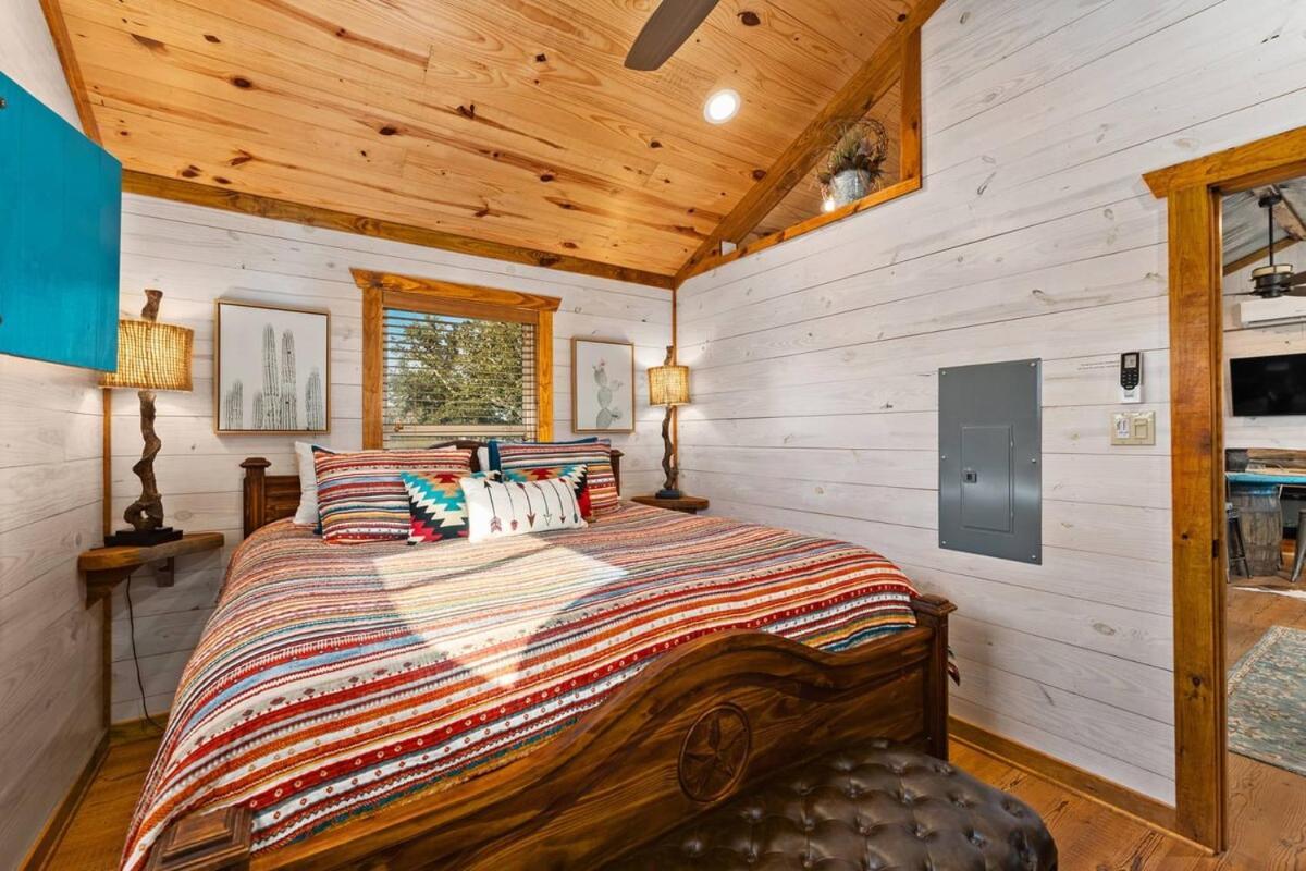 Rockin' R - Rustic Star Cabin Фредериксберг Экстерьер фото