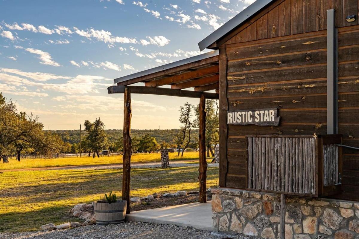 Rockin' R - Rustic Star Cabin Фредериксберг Экстерьер фото