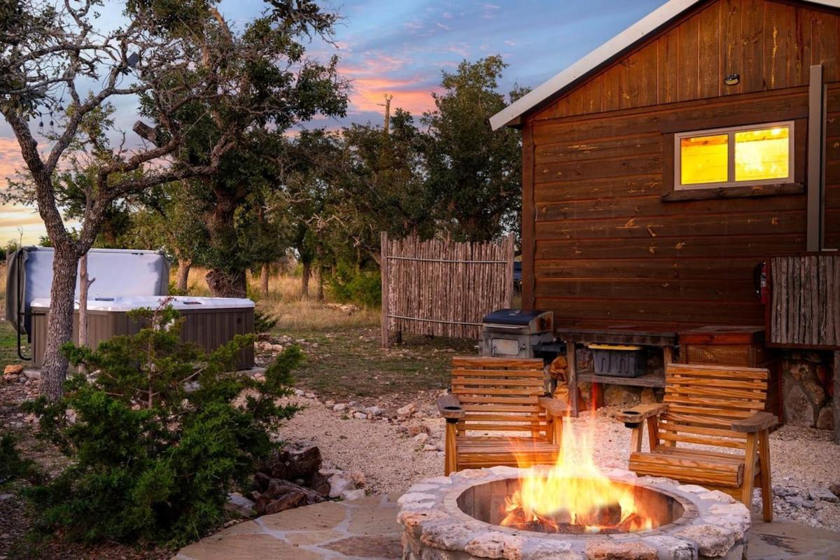 Rockin' R - Rustic Star Cabin Фредериксберг Экстерьер фото